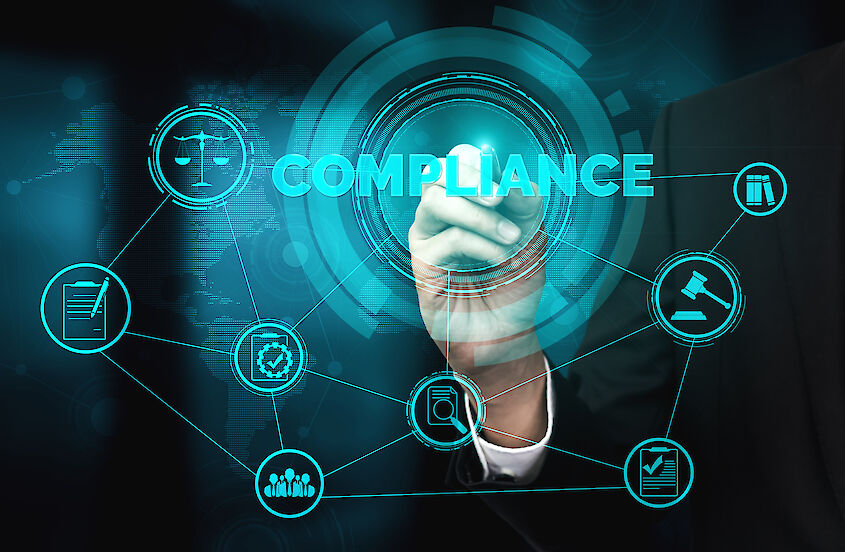 Auf einem Bildschirm steht das Wort "Compliance", darum herum sind verschiedene Icons platziert | © istock / Bild: BluePlanet Studio