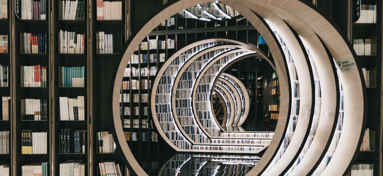 Bücherregale in Bibliothek mit Durchgang zu weiteren Räumen