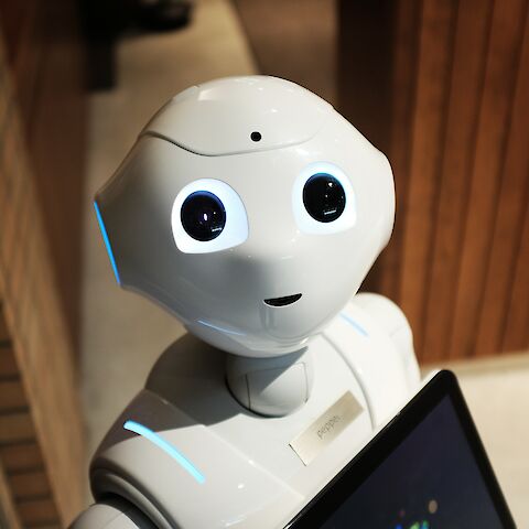 Weißer Roboter mit menschlichen Gesichtszügen