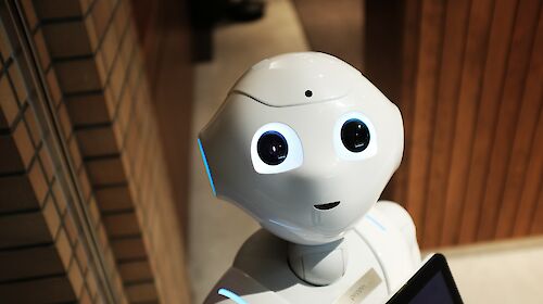 Weißer Roboter mit menschlichen Gesichtszügen