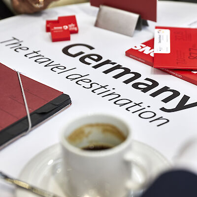 Materialien liegen auf einem Tisch bei der Messe IMEX 2019. Zu lesen ist u.a. "Germany. The travel destination"