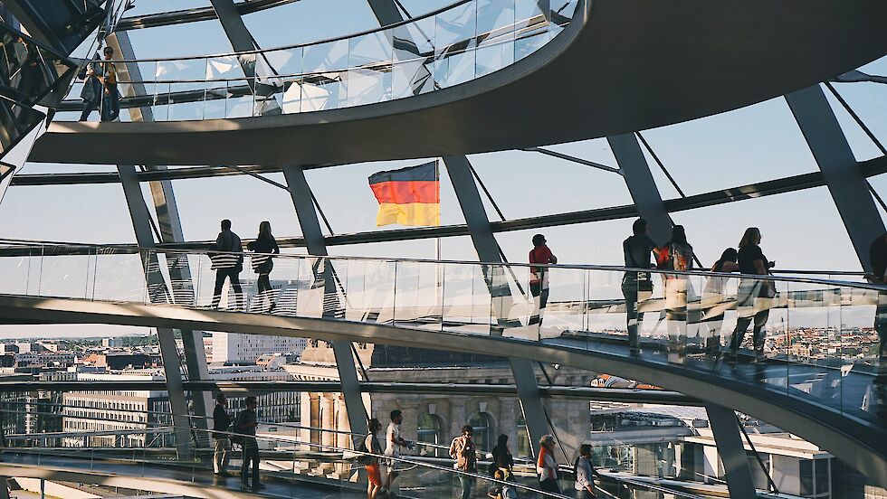 Besucher*innen in der Kuppel des Berliner Reichstagsgebäudes | © ac almelor / Unsplash.com