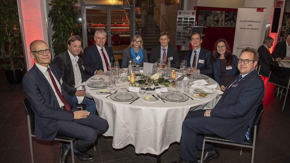 8 Guests of the Medical Dinner seated around a dinner table. | © Thomas Riese
