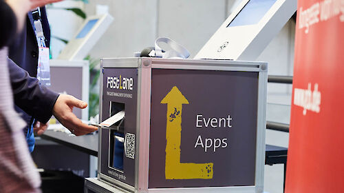Automat der Fastlane GmbH, um sich bei einer Veranstaltung vor Ort automatisch als Teilnehmer*in zu registrieren.