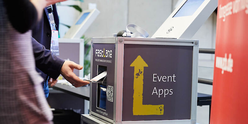 Automat der Fastlane GmbH, um sich bei einer Veranstaltung vor Ort automatisch als Teilnehmer*in zu registrieren.