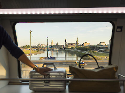 Ankunft in Dresden: Silhouette aus dem Zugfenster