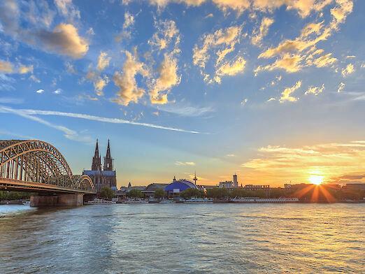Kölner Dom und Hohenzollernbrücke bei Sonnenuntergang