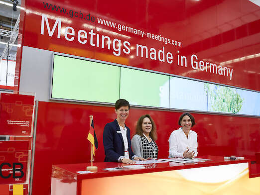 Drei Mitarbeiterinnen des GCB am Messestand bei der IMEX Frankfurt 2019