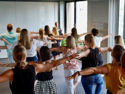 Gemeinsames Yoga beim Learning Lab