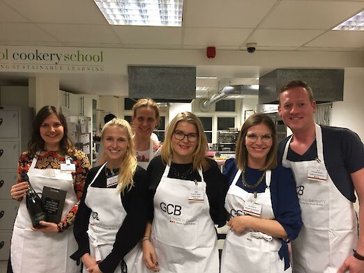 Teilnehmer eines Cooking-Events bei der Salesweek UK