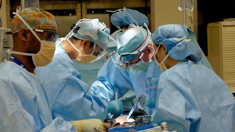 Fünf Mediziner*innen operieren einen Patienten im OP