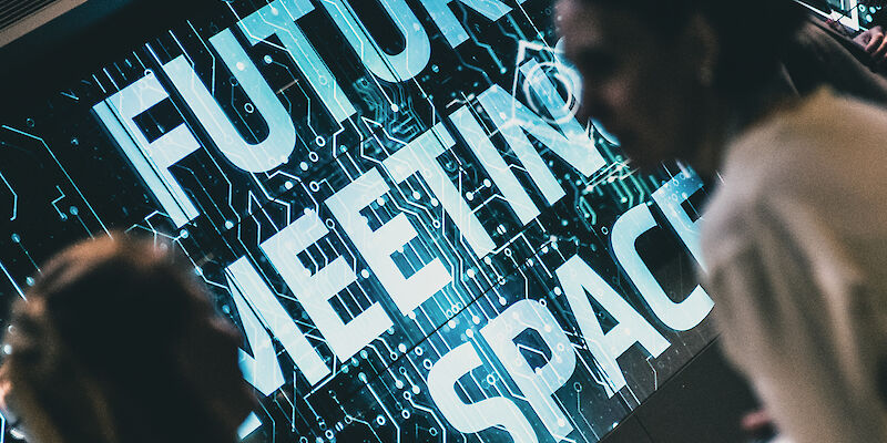 Digitaler Screen mit dem Schriftzug "Future Meeting Space"