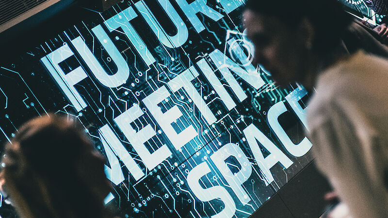 Digitaler Screen mit dem Schriftzug "Future Meeting Space"