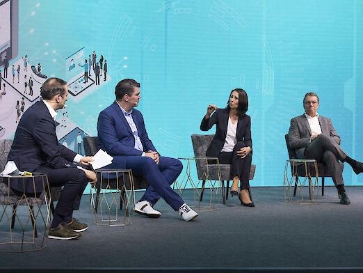 Dr. Stefan Rief, Michael Biwer, Angela Graun und Rainer König auf Stühlen sitzend im Gespräch.