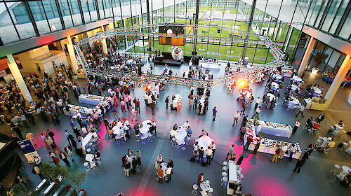 Raum der Messe Karlsruhe mit Menschen bei einer Veranstaltung.