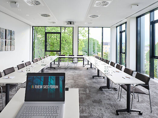 Übersetzen Conference room 6 in U-shape and with plenty of natural light
