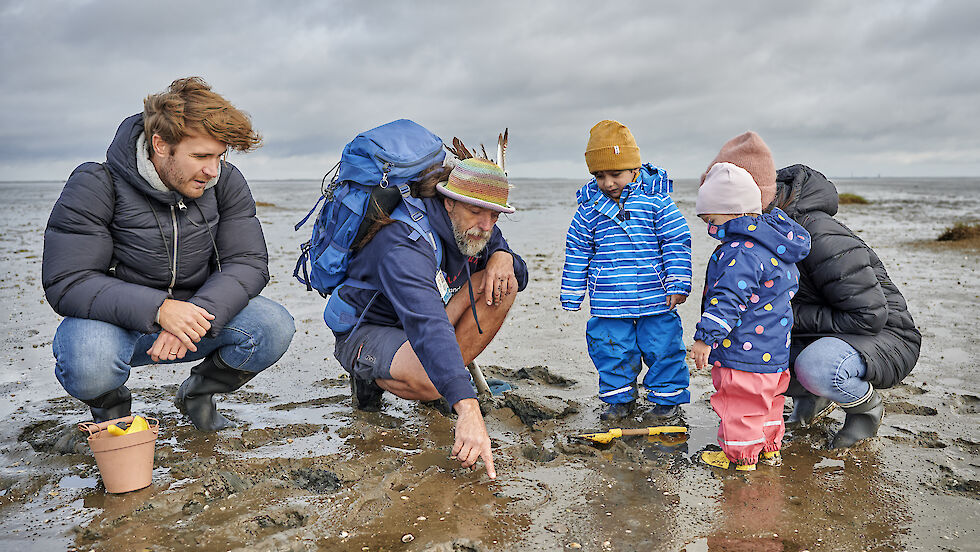 In Wittmund: Eine Familie erkundet das Wattenmeer mit einem Wattführer vom Wattwanderzentrum Ostfriesland