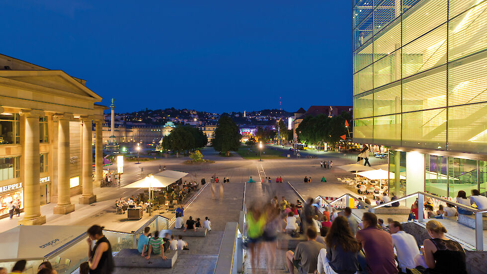 Stuttgart: Menschen relaxen am Kunstmuseum auf dem kleinen Schlossplatz