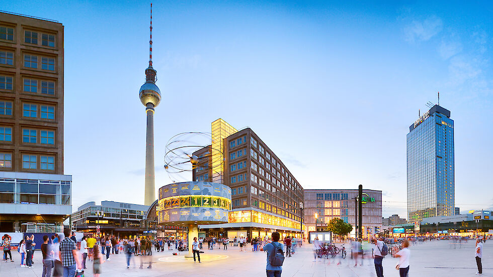 Berlin, Alexanderplatz mit Weltzeituhr und Fernsehturm