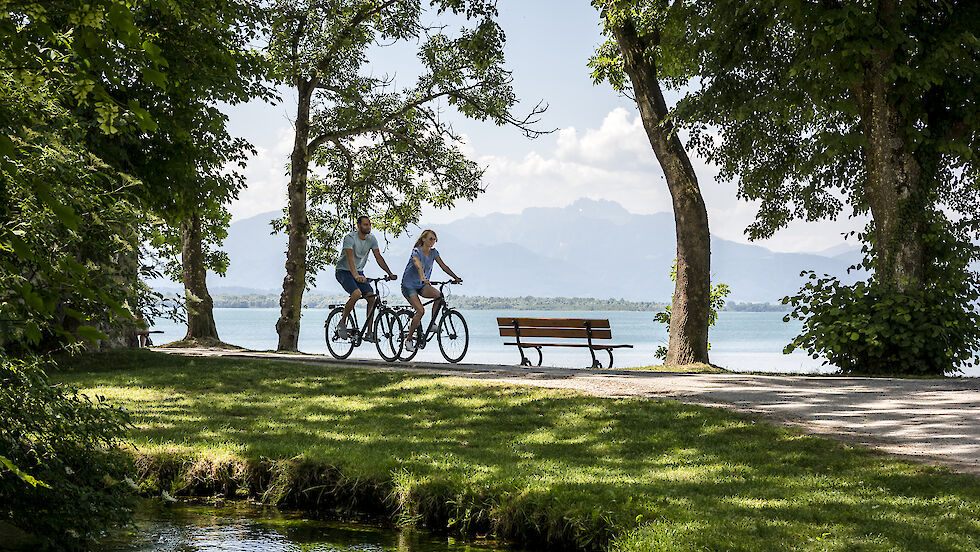 Ein Paar fährt Fahrrad am Chiemsee