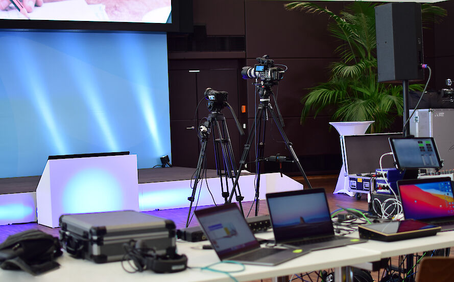 Laptops, Kameras und weiteres technisches Equipment in einem Streaming-Studio | © VILA VITA Marburg