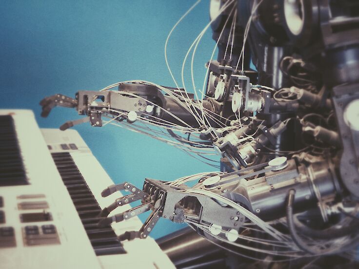A roboter plays on a keyboard