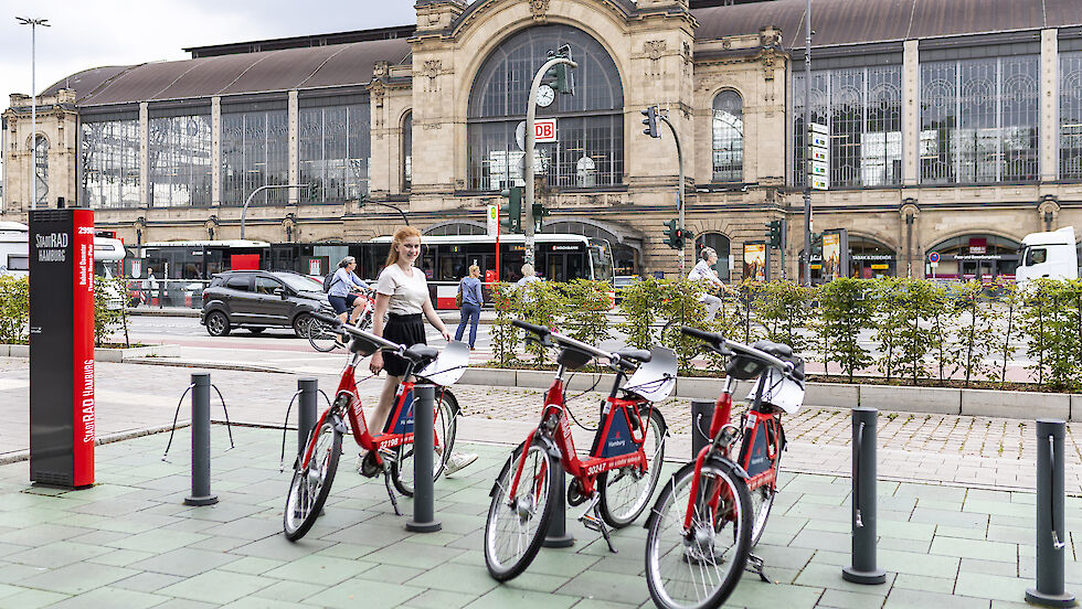 View of Hamburg central station with rental bikes in the front. | © ITS Hamburg 2021 GmbH