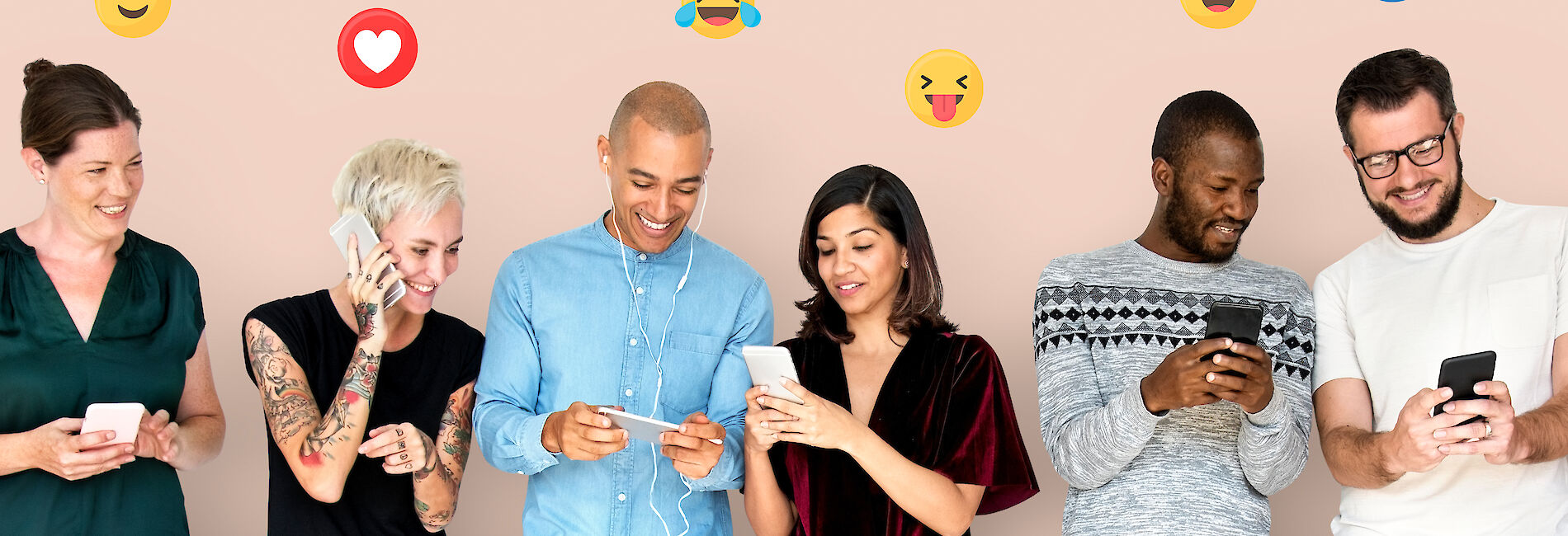 Männer und Frauen mit Smartphones und eingeblendeten Emojis