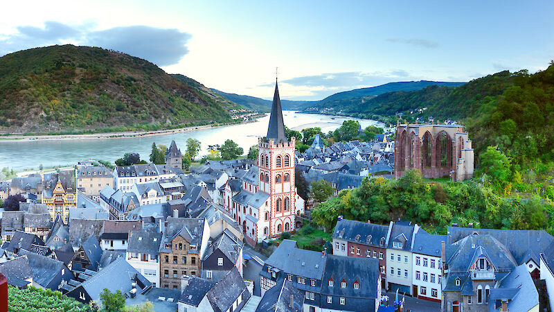 Luftansicht der Stadt Bacharach im UNESCO-Welterbe oberes Mittelrheintal.