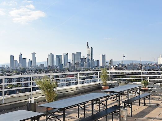 Terrasse mit Blick auf die Frankfurter Skyline