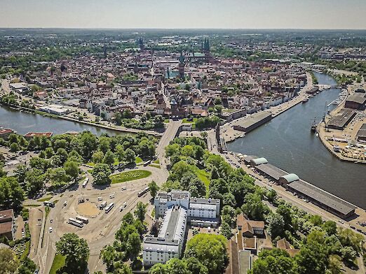Blick von oben auf Lübeck mit dem Fokus auf dem HolidayInn
