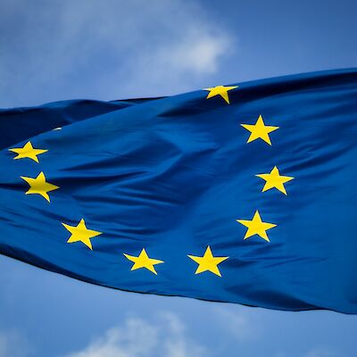 Flagge der Europäischen Union vor blauem Himmel
